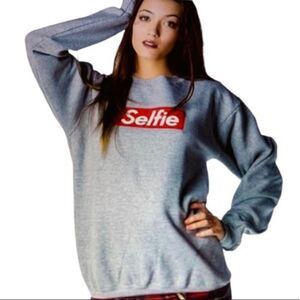 PETALS + PEACOCKS Women’s Oversized Selfie Sweatshirt Gray Size Small